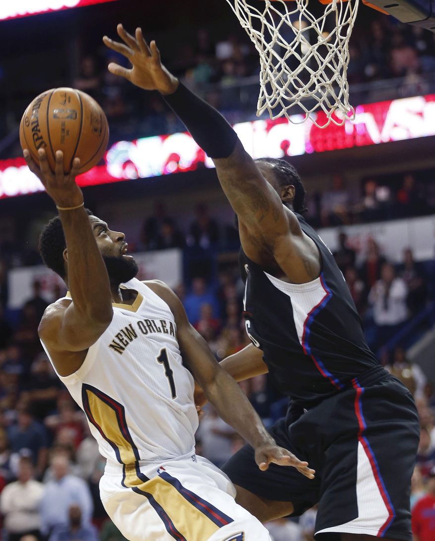 New Orleans Pelicans guard Tyreke Evans (1) shoots against Los Angeles Clippers center DeAndre Jordan DURING the second half of an NBA basketball game in New Orleans, Wednesday, Dec. 28, 2016. The Pelicans won 102-98. (AP Photo/Gerald Herbert)