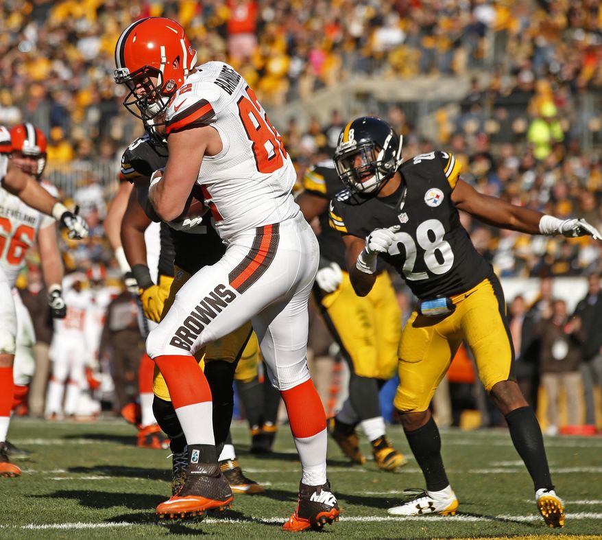 Cleveland Browns tight end Gary Barnidge (82) catches a pass from quarterback Robert Griffin III for a touchdown during the first half of an NFL football game against the Pittsburgh Steelers in Pittsburgh, Sunday, Jan. 1, 2017. (AP Photo/Jared Wickerham)