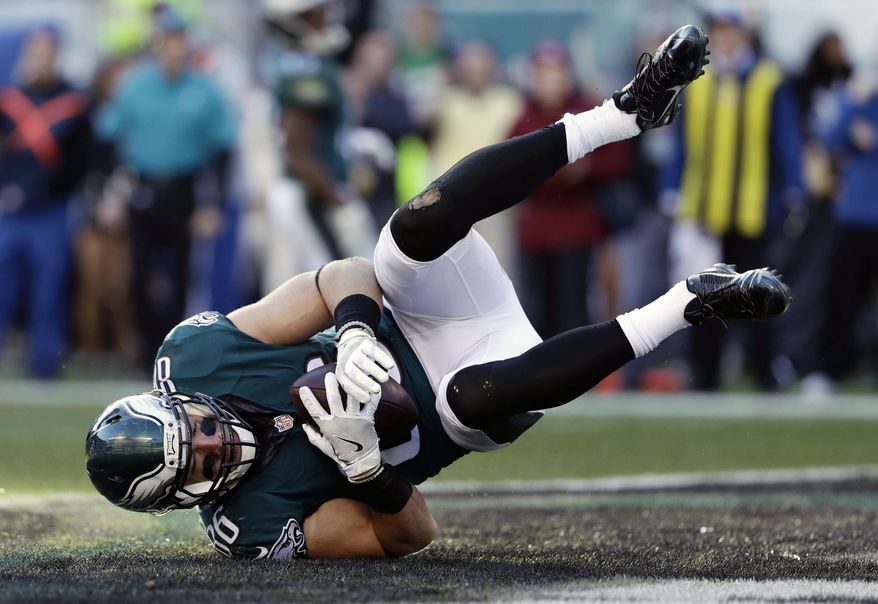 Philadelphia Eagles' Zach Ertz catches a touchdown pass during the first half of an NFL football game against the Dallas Cowboys, Sunday, Jan. 1, 2017, in Philadelphia. (AP Photo/Matt Rourke)