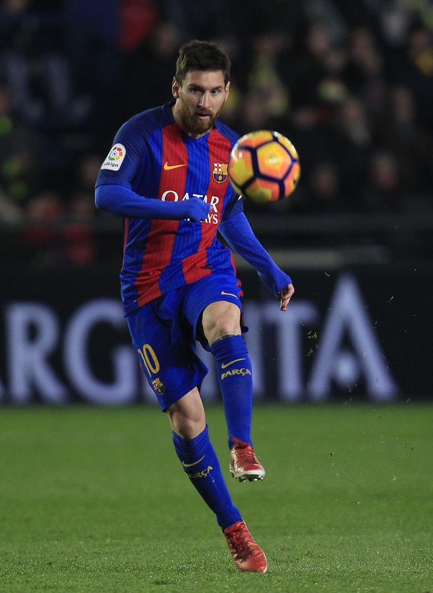 FC Barcelona's Lionel Messi shots the ball during the Spanish La Liga soccer match between Villarreal and Barcelona at the Ceramica stadium in Villarreal, Spain, Sunday, Jan. 8, 2017. (AP Photo/Alberto Saiz)