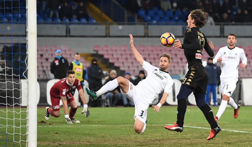 Napoli&#39;s forward Manolo Gabbiadini, right, scores during an Italy Cup round of 16 soccer match between Napoli and Spezia, at San Paolo stadium in Naples, southern Italy, Tuesday, Jan. 10, 2017. (Ciro Fusco/ANSA via AP)