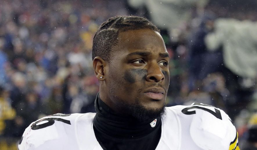 Pittsburgh Steelers running back Le'Veon Bell watches from the sideline as he waits for the end of the AFC championship NFL football game against the New England Patriots, Sunday, Jan. 22, 2017, in Foxborough, Mass. The Patriots won 36-17 to advance to the Super Bowl. (AP Photo/Steven Senne)
