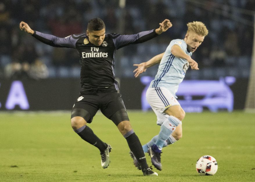 Real Madrid's Henrico Casemiro, left, in  action with RC Celta's Daniel Wass during a Copa del Rey, quarter final, 2nd leg soccer match between Celta and Real Madrid at the Balaidos stadium in Vigo, Spain, Wednesday Jan. 25, 2017. (AP Photo/Lalo R. Villar)Isco,