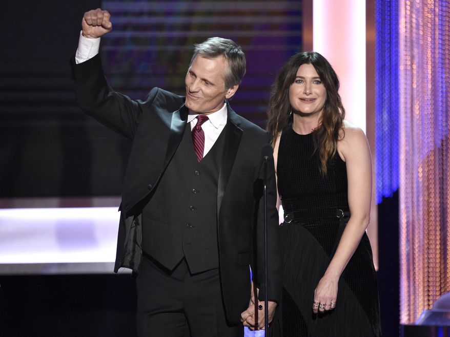 Viggo Mortensen, left, and Kathryn Hahn speak at the 23rd annual Screen Actors Guild Awards at the Shrine Auditorium & Expo Hall on Sunday, Jan. 29, 2017, in Los Angeles. (Photo by Chris Pizzello/Invision/AP)