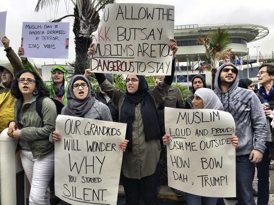 Protesters rally against President Trump's refugee ban at Miami International Airport on Sunday, Jan. 29, 2017. (C.M. Guerrero/El Nuevo Herald via AP)