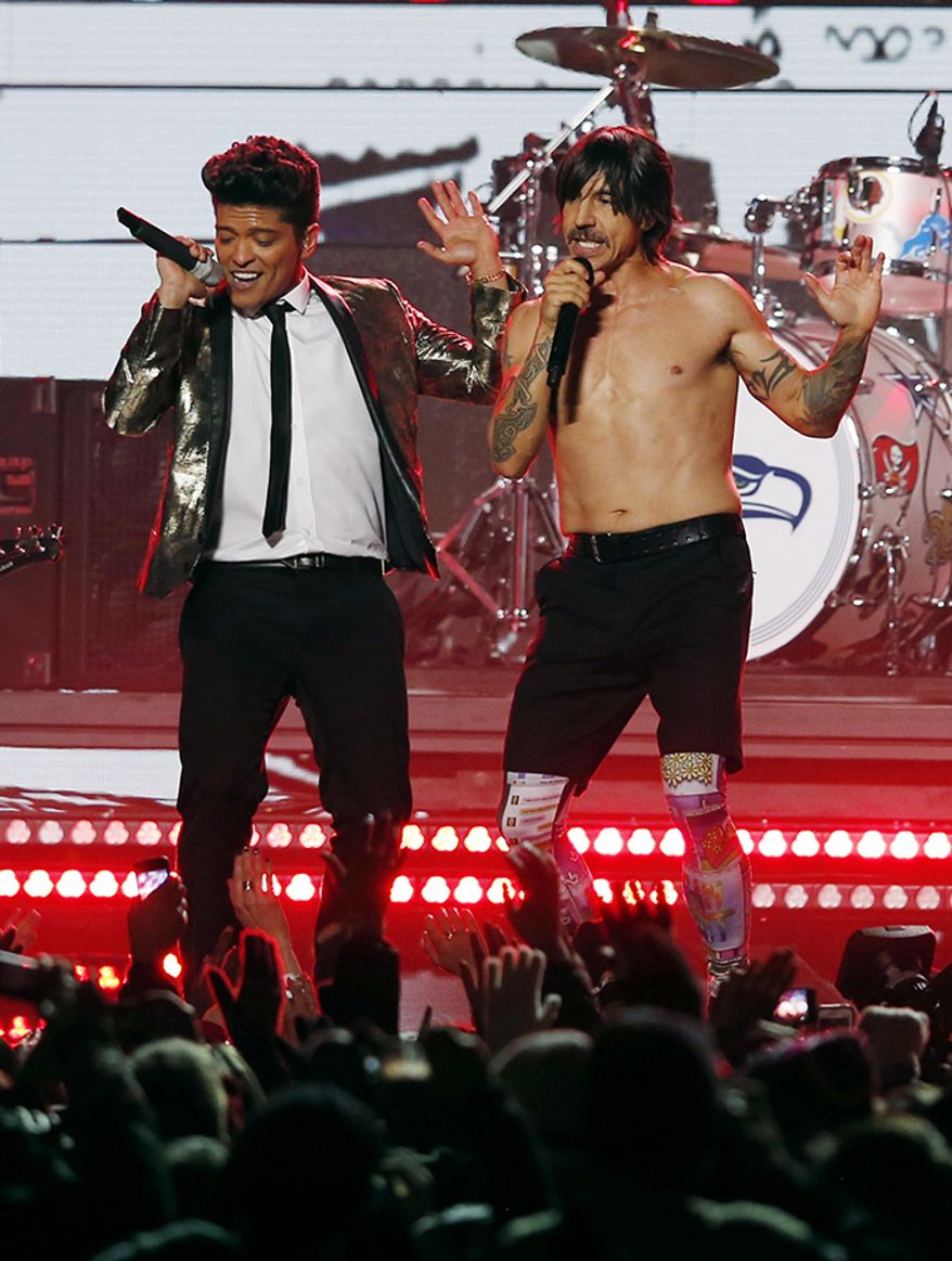Red Hot Chili Peppers, Bruno Mars - Super Bowl XLVIII (2014) Bruno Mars, left, performs with The Red Hot Chili Peppers during the halftime show of the NFL Super Bowl XLVIII football game between the Seattle Seahawks and the Denver Broncos, Sunday, Feb. 2, 2014, in East Rutherford, N.J. (AP Photo/Evan Vucci)