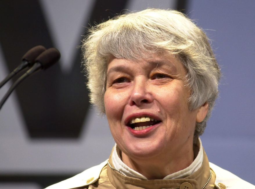FILE- In this May 8, 2002, file photo, Gwendolyn Gillen addresses the crowd prior to the unveiling of the statue in Minneapolis. Gillen, a Wisconsin artist whose bronze sculpture of Mary Tyler Moore tossing her hat became a downtown Minneapolis landmark, died Friday, Jan. 27. She was 76. (AP Photo/Ann Heisenfelt, File)