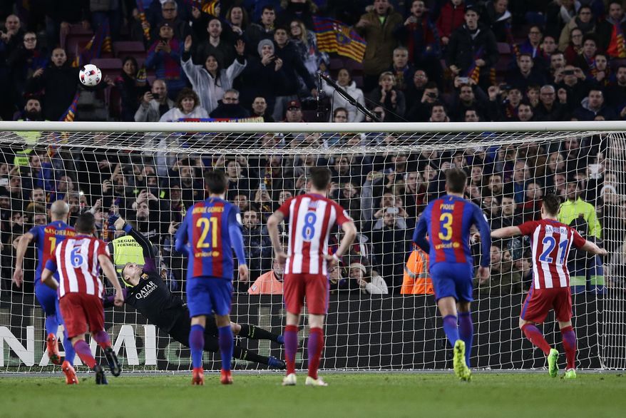 Atletico's Kevin Gameiro, right, fails to score a penalty shot during the the Copa del Rey semifinal second leg soccer match between FC Barcelona and Atletico Madrid at the Camp Nou stadium in Barcelona, Spain, Tuesday Feb. 7, 2017. (AP Photo/Manu Fernandez)