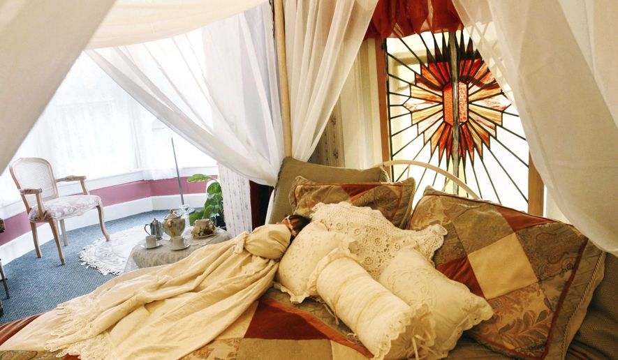 ADVANCE FOR RELEASE SUNDAY, MARCH 12, 2017 AND THEREAFTER - In this February 2017 photo, a canopy bed sits in one of the second floor bedrooms at the historic home Sunbright Manor in DeFuniak Springs, in Walton County, Florida. The home is currently listed for sale. (Devon Ravine/Northwest Florida Daily News via AP)