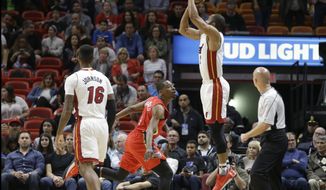 Miami Heat guard Wayne Ellington prepares to shoot for three points as New Orleans Pelicans guard Jordan Crawford (4) defends in the first half of an NBA basketball game, Wednesday, March 15, 2017, in Miami. (AP Photo/Alan Diaz)