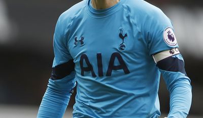 Tottenham Hotspur&#39;s goalkeeper Hugo Lloris shouts at supporters during the English Premier League soccer match between Tottenham Hotspur and Southampton at White Hart Lane stadium in London, Sunday, March 19, 2017.(AP Photo/Frank Augstein)
