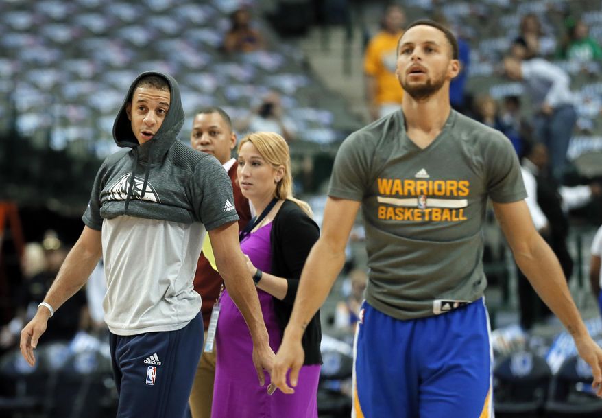 Dallas Mavericks' Seth Curry, left, jokes with his brother, Golden State Warriors' Stephen Curry, right, as Seth walks off the court after warming up before an NBA basketball game Tuesday, March 21, 2017, in Dallas. (AP Photo/Tony Gutierrez)
