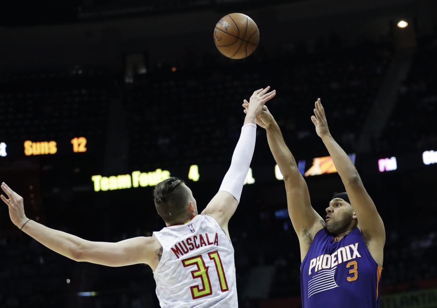 Phoenix Suns' Jared Dudley, right, shoots against Atlanta Hawks' Mike Muscala in the first quarter of an NBA basketball game in Atlanta, Tuesday, March 28, 2017. (AP Photo/David Goldman)