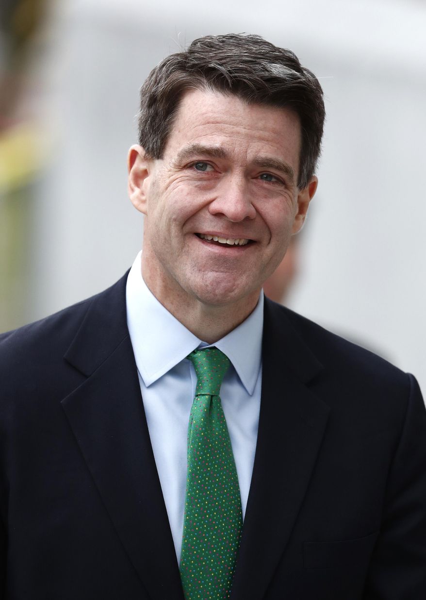 Bill Baroni arrives for sentencing at federal court in Newark, N.J., Wednesday, March 29, 2017. Baroni and Bridget Kelly, former aides to New Jersey Gov. Chris Christie, are scheduled to be sentenced Wednesday for their roles in the 2013 George Washington Bridge lane-closing scandal. (AP Photo/Julio Cortez)