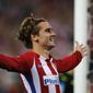 Atletico&#x27;s Antoine Griezmann celebrates after scoring from the penalty spot the opening goal of the game during the Champions League quarterfinal first leg soccer match between Atletico Madrid and Leicester City at the Vicente Calderon stadium in Madrid, Spain, Wednesday, April 12, 2017. (AP Photo/Paul White)
