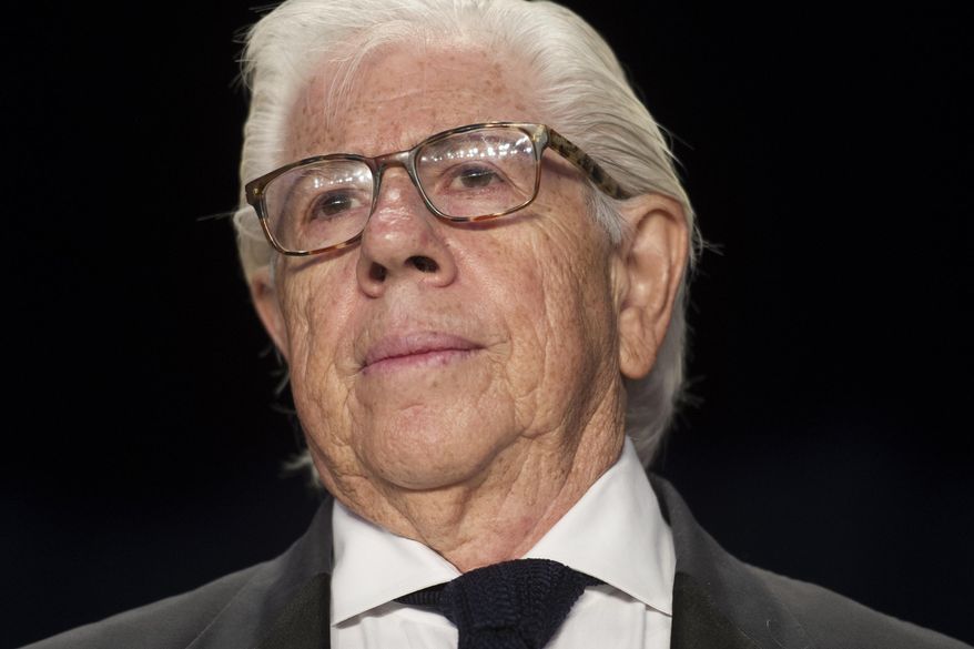 Journalist Carl Bernstein sits at the head table during the White House Correspondents' Dinner in Washington, Saturday, April 29, 2017. (AP Photo/Cliff Owen)