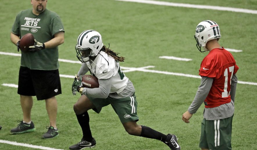 New York Jets' Khiry Robinson, center, runs with the ball during NFL football football rookie minicamp, Friday, May 5, 2017, in Florham Park, N.J. (AP Photo/Julio Cortez)
