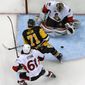 Ottawa Senators goalie Craig Anderson (41) stops a shot by Pittsburgh Penguins&#39; Evgeni Malkin (71) during the first period of Game 2 of the Eastern Conference final with Mark Stone (61) defending in the NHL Stanley Cup hockey playoffs in Pittsburgh, Monday, May 15, 2017.(AP Photo/Gene J. Puskar)