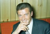 britain_roger_moore_obit_62760.jpg