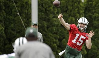 New York Jets quarterback Josh McCown, right, throws a pass during the team&#39;s organized team activities at its NFL football training facility, Tuesday, May 23, 2017, in Florham Park, N.J. (AP Photo/Julio Cortez)