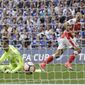 Arsenal&#39;s Alexis Sanchez, right, scores past Chelsea goalkeeper Thibaut Courtois during the English FA Cup final soccer match between Arsenal and Chelsea at the Wembley stadium in London, Saturday, May 27, 2017. (AP Photo/Matt Dunham)