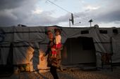 correction_greece_migrants_daily_life_12533.jpg