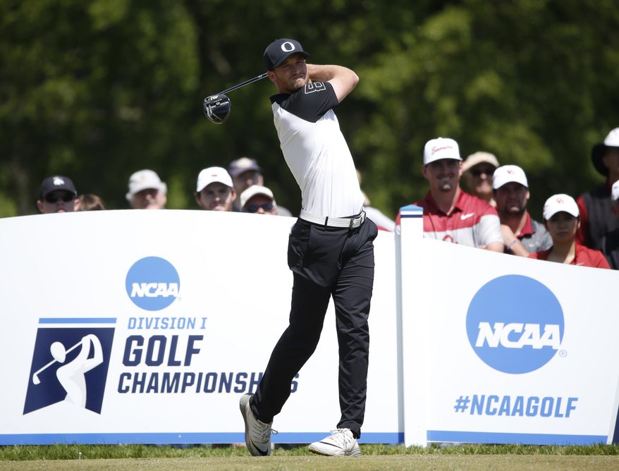 Oregon&#39;s Wyndham Clark watches his tee shot during the final round of the NCAA Division I Men&#39;s Golf Championships against Oklahoma at Rich Harvest Farms Wednesday, May 31, 2017, in Sugar Grove, Ill. (AP Photo/Charles Rex Arbogast)