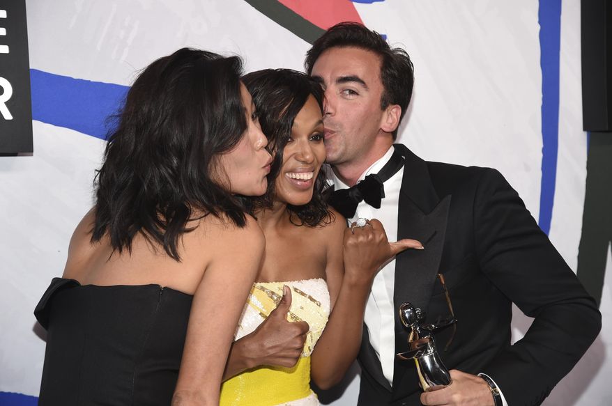 Kerry Washington, center, poses in the press room with Laura Kim and Fernando Garcia, winners of the Swarovski award for emerging talent, at the CFDA Fashion Awards at the Hammerstein Ballroom on Monday, June 5, 2017, in New York. (Photo by Evan Agostini/Invision/AP)