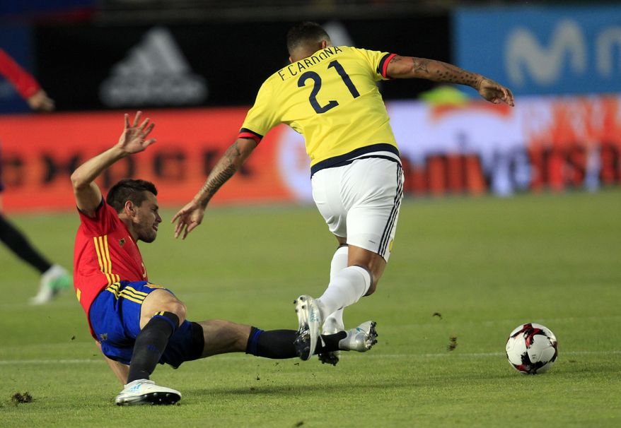 Spain's Cesar Azpilicueta, left, duels for the ball against Colombia's Edwin Cardona, during the international friendly soccer match between Spain and Colombia at the Estadio Nueva Condomina in Murcia, Spain, Wednesday, June 7, 2017. (AP Photo/Alberto Saiz)