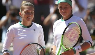 Romania&#39;s Simona Halep, left, poses with Latvia&#39;s Jelena Ostapenko before their final match of the French Open tennis tournament at the Roland Garros stadium, Saturday, June 10, 2017 in Paris. (AP Photo/David Vincent)