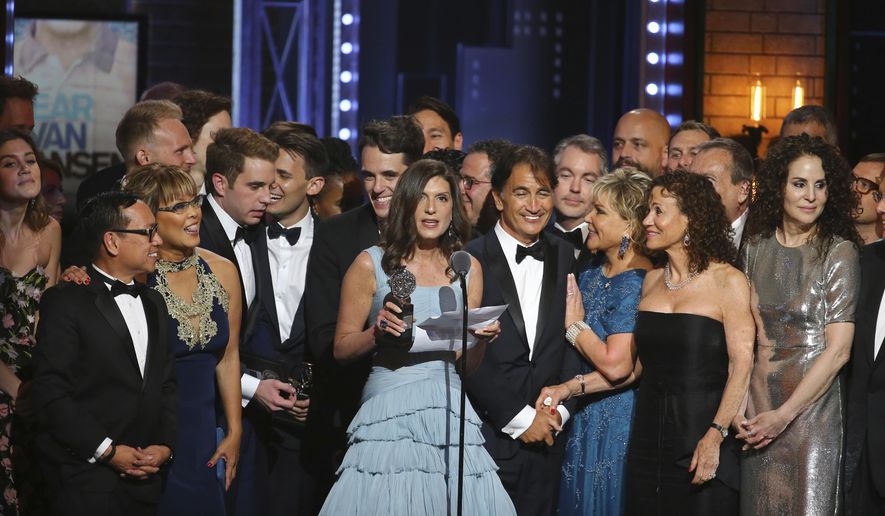 Stacey Mindich, center, and the cast and crew of "Dear Evan Hansen" accept the award for best musical at the 71st annual Tony Awards on Sunday, June 11, 2017, in New York. (Photo by Michael Zorn/Invision/AP)