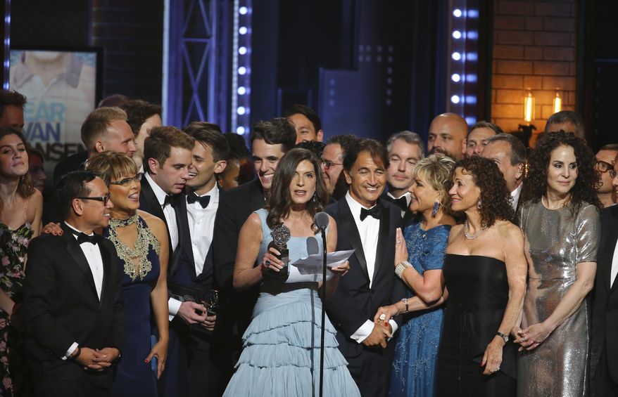 Stacey Mindich, center, and the cast and crew of "Dear Evan Hansen" accept the award for best musical at the 71st annual Tony Awards on Sunday, June 11, 2017, in New York. (Photo by Michael Zorn/Invision/AP)
