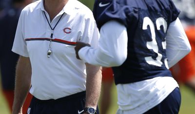 Chicago Bears head coach John Fox talks to running back Jeremy Langford during the NFL football team&#39;s minicamp at Halas Hall, Tuesday, June 13, 2017, in Lake Forest, Ill. (AP Photo/Nam Y. Huh)