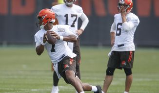 Cleveland Browns&#39; DeShone Kizer (7) looks to throw as Brock Osweiler (17) and Cody Kessler (6) look on during NFL football practice at the team&#39;s training facility Tuesday, June 13, 2017, in Berea, Ohio. (AP Photo/Ron Schwane)