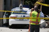 taxi_hits_pedestrians_24319.jpg