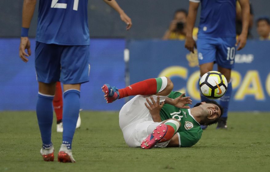 Mexico's Jorge Hernandez, right, grimaces in pain after collision with El Salvador's Andres Flores during a CONCACAF Gold Cup soccer match in San Diego, Sunday, July 9, 2017. (AP Photo/Gregory Bull)