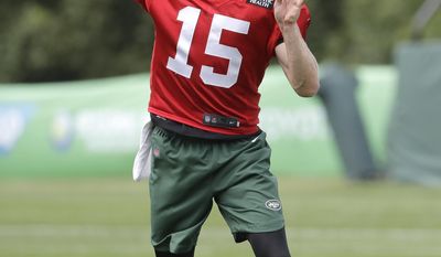 New York Jets quarterback Josh McCown throws a pas during NFL football training camp, Saturday, July 29, 2017, in Florham Park, N.J. (AP Photo/Julio Cortez)