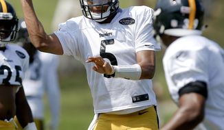 Pittsburgh Steelers quarterback Joshua Dobbs (5) passes to running back Knile Davis (34) during an NFL training camp football practice, Wednesday, Aug. 9, 2017, in Latrobe, Pa. (AP Photo/Keith Srakocic)