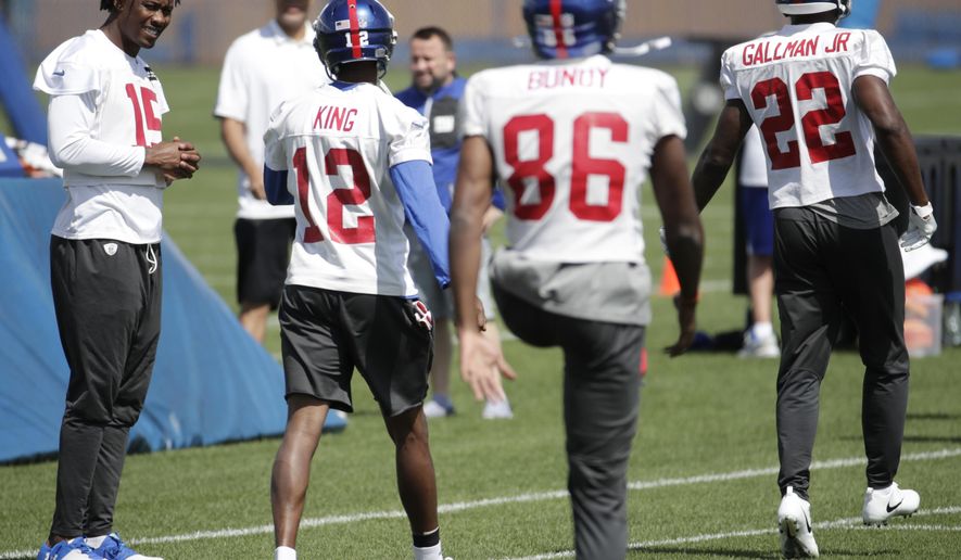 New York Giants wide receiver Brandon Marshall, left, watches as teammates warm up during NFL football practice, Wednesday, Aug. 23, 2017, in East Rutherford, N.J. (AP Photo/Julio Cortez)