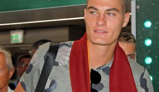 Czech player Patrik Schick arrives at Rome&#39;s Fiumicino international airport, Monday, Aug. 28, 2017. According to reports Schick, who plays for Italian club Sampdoria, is in Rome to undergo medical tests with AS Roma. (Telenews/ANSA via AP)