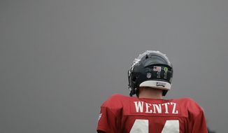Philadelphia Eagles&#39; Carson Wentz participates in a drill at the NFL football team&#39;s practice facility, Wednesday, Sept. 6, 2017, in Philadelphia. (AP Photo/Matt Slocum)