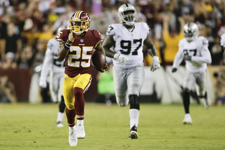 Washington Redskins running back Chris Thompson (25) carries the ball during the second half of an NFL football game against the Oakland Raiders in Landover, Md., Sunday, Sept. 24, 2017. (AP Photo/Mark Tenally)
