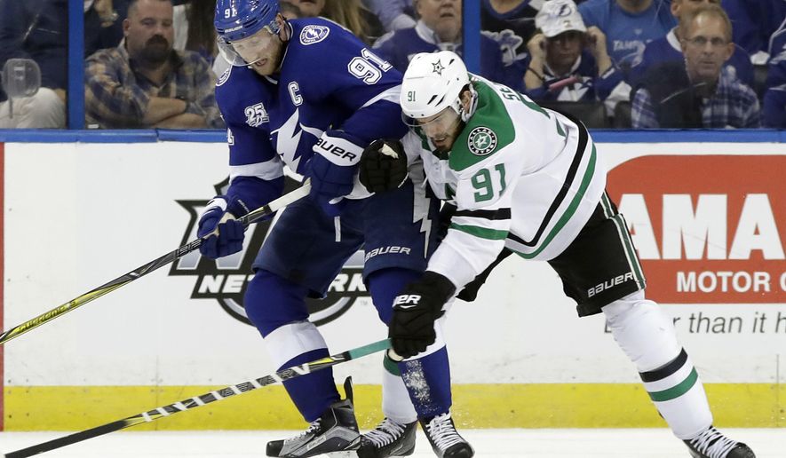 Tampa Bay Lightning center Steven Stamkos, left, battles with Dallas Stars center Tyler Seguin, right, for the puck during the third period of an NHL hockey game Thursday, Nov. 16, 2017, in Tampa, Fla. (AP Photo/Chris O&#39;Meara)
