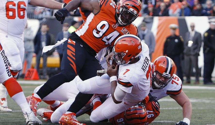 Cleveland Browns quarterback DeShone Kizer (7) dives in for a touchdown in the second half of an NFL football game against the Cincinnati Bengals, Sunday, Nov. 26, 2017, in Cincinnati. (AP Photo/Frank Victores)