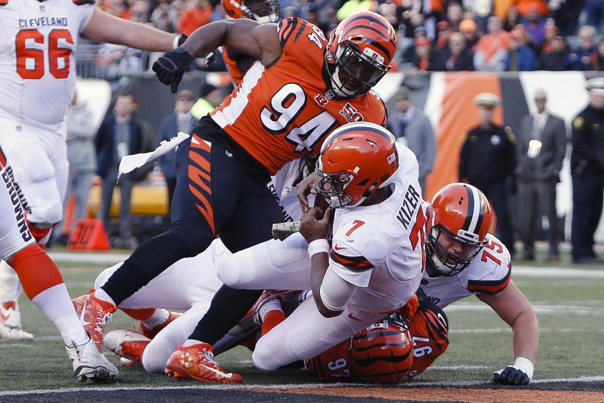 Cleveland Browns quarterback DeShone Kizer (7) dives in for a touchdown in the second half of an NFL football game against the Cincinnati Bengals, Sunday, Nov. 26, 2017, in Cincinnati. (AP Photo/Frank Victores)