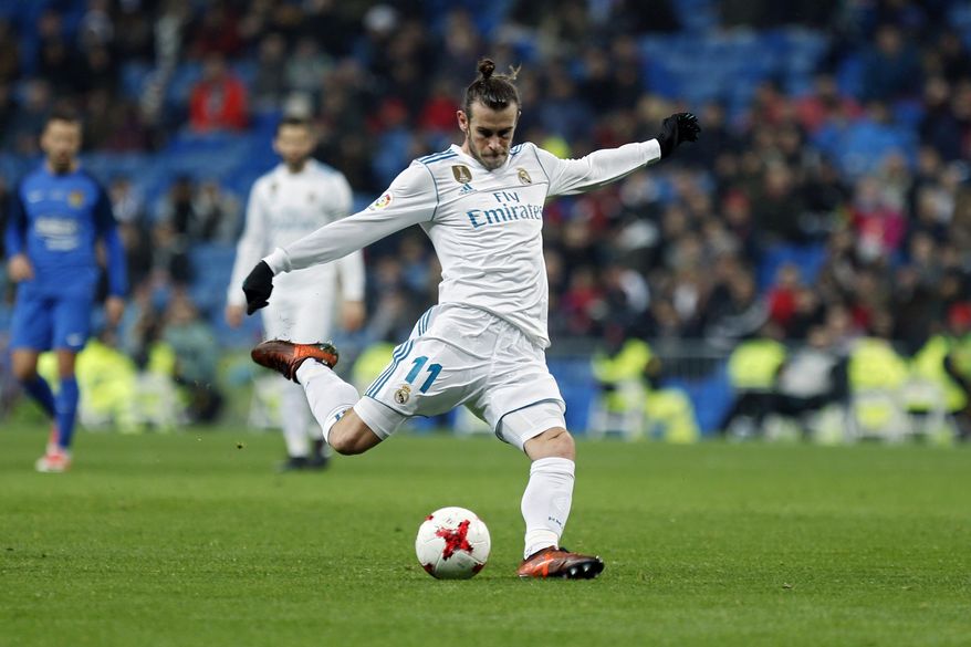 Real Madrid&#39;s Gareth Bale shoots the ball during a Spanish Copa del Rey round of 32 second leg soccer match between Real Madrid and Fuenlabrada at the Santiago Bernabeu stadium in Madrid, Tuesday, Nov. 28, 2017. Real Madrid won 4-2 on aggregate. (AP Photo/Francisco Seco)
