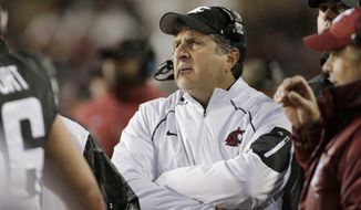 FILE - in this Oct. 21, 2017, file photo, Washington State coach Mike Leach watches from the sideline during the second half of the team&#39;s NCAA college football game against Colorado in Pullman, Wash. A person with direct knowledge of the meeting says Leach met with Tennessee athletic director John Currie to discuss the Volunteers’ coaching vacancy. The person spoke to The Associated Press on condition of anonymity because neither side intended to make the meeting public. The meeting was in Los Angeles earlier Thursday, Nov. 30, and Leach was scheduled to fly back to Pullman. (AP Photo/Young Kwak, File)