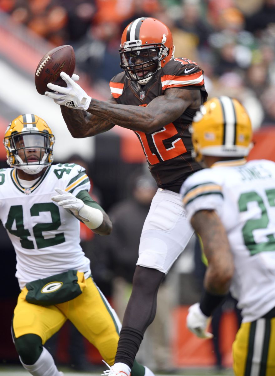 Cleveland Browns wide receiver Josh Gordon catches a 18-yard touchdown pass in the first half of an NFL football game against the Green Bay Packers, Sunday, Dec. 10, 2017, in Cleveland. (AP Photo/David Richard)