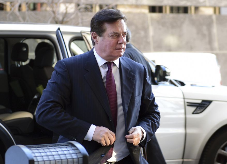 Former Trump campaign chairman Paul Manafort arrives at federal court in Washington, Monday, Dec. 11, 2017. (AP Photo/Susan Walsh)