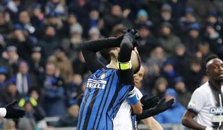 Inter Milan&#39;s Mauro Icardi reacts after missing a scoring chance during the Serie A soccer match between Inter Milan and Udinese at the San Siro stadium in Milan, Italy, Saturday, Dec. 16, 2017. (AP Photo/Antonio Calanni)